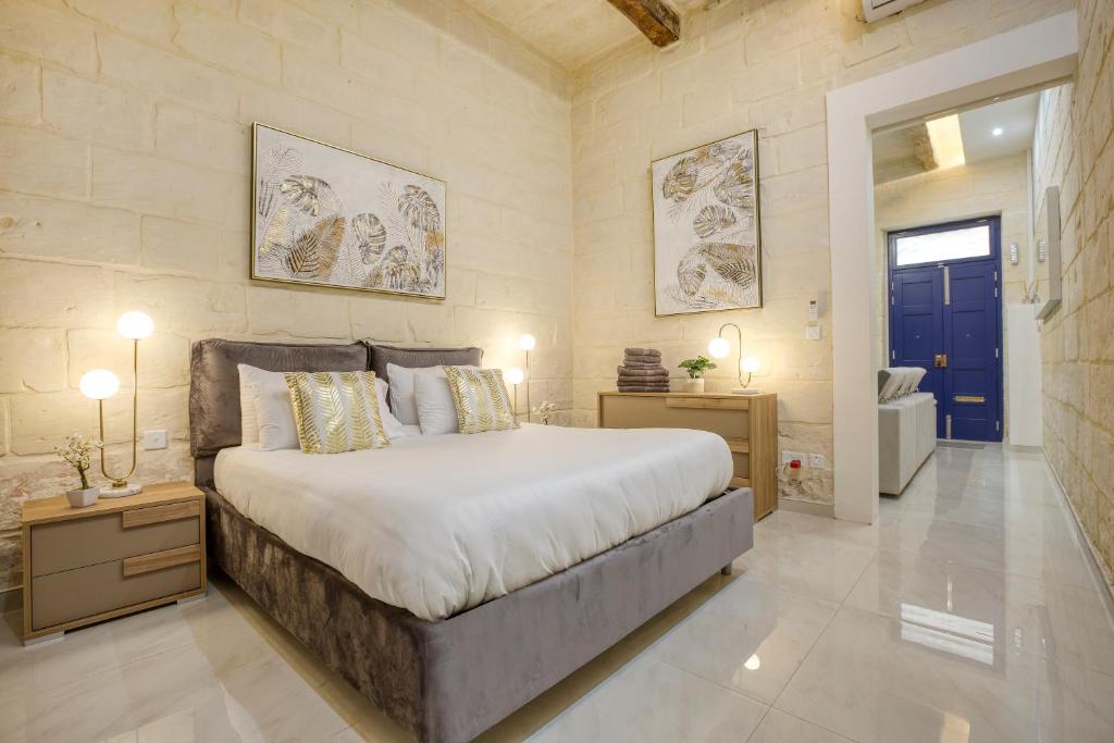 מיטה או מיטות בחדר ב-Luxury Sliema Residence
