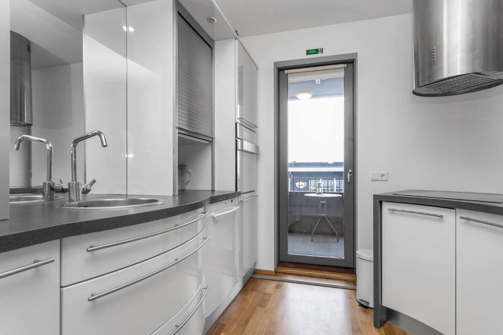 Kuchyň nebo kuchyňský kout v ubytování Sunny Apartment - By the Sea in City Center
