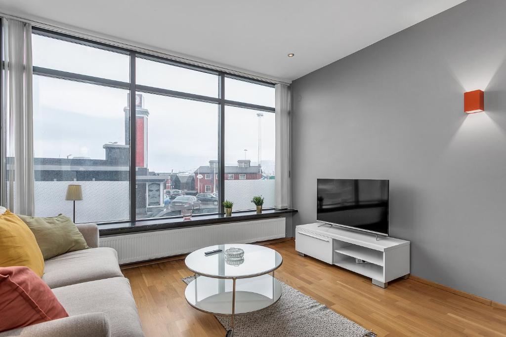 Posezení v ubytování Sunny Apartment - By the Sea in City Center