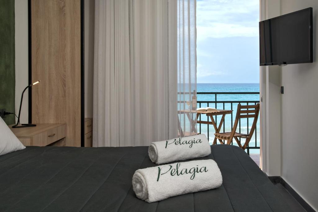 アカラヴィにあるPelagia Sea Sideの海の景色を望むベッド付きのホテルルームです。