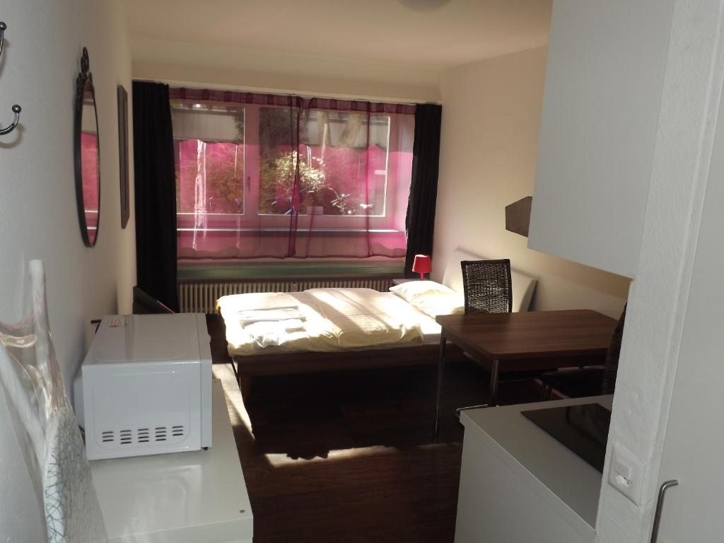 Una cama o camas en una habitación de Swiss Star Basel Schweizergasse - Self Check-In