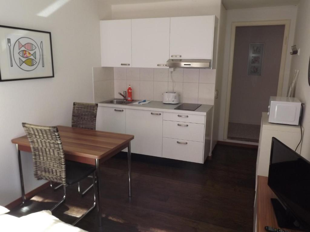 Una cocina o cocineta en Swiss Star Basel Schweizergasse - Self Check-In
