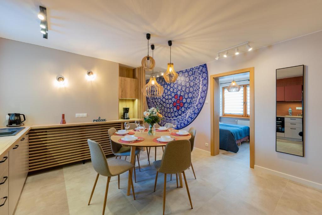 a kitchen and dining room with a table and chairs at Apartamenty Ogrodowa w centrum Ustronia - Dream Apart in Ustroń