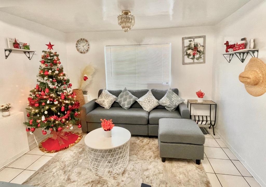 una sala de estar con un árbol de Navidad y un sofá en Sweet House 18mins To DTLA 2 bedrooms, en Rosemead