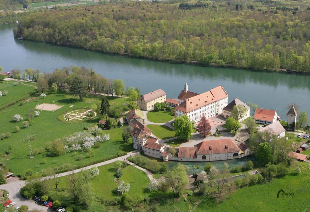 ラインフェルデンにあるSchloss Beuggenの湖上の大家の空中