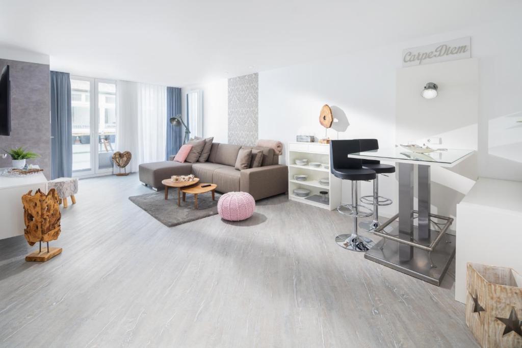 ein Wohnzimmer mit einem Sofa und einem Tisch in der Unterkunft Damenpfadpalais in Norderney