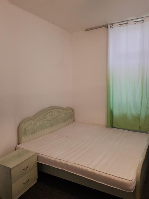 niewielka sypialnia z łóżkiem i oknem w obiekcie jojo w mieście Mannheim