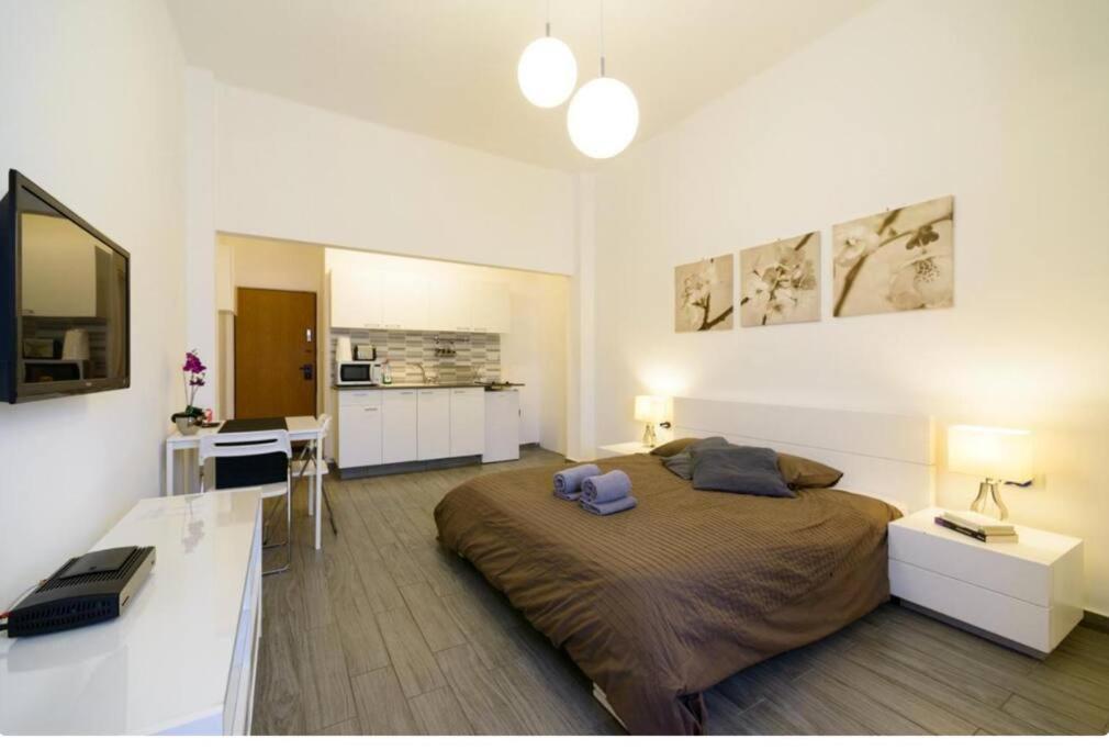 1 Schlafzimmer mit einem großen Bett und einer Küche in der Unterkunft Romantic Studio Diz Frishman in Tel Aviv