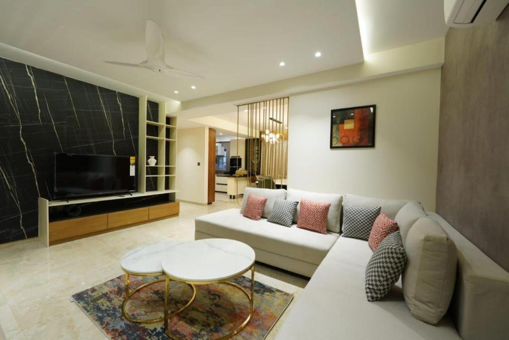 sala de estar con sofá y mesa en Woodlands Apartment- Fully furnished Luxury Apt, en Jodhpur
