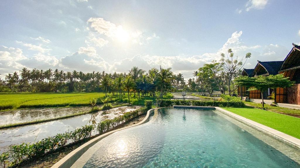 una imagen de una piscina en una villa en Adil Villa & Resort, en Ubud