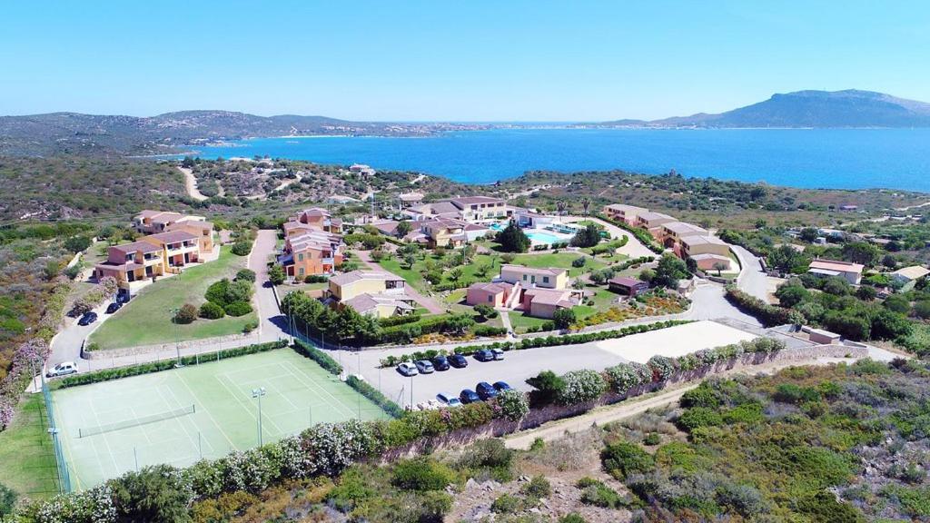 an aerial view of a house with a tennis court at Hotel Baia Aranzos in Pittulongu