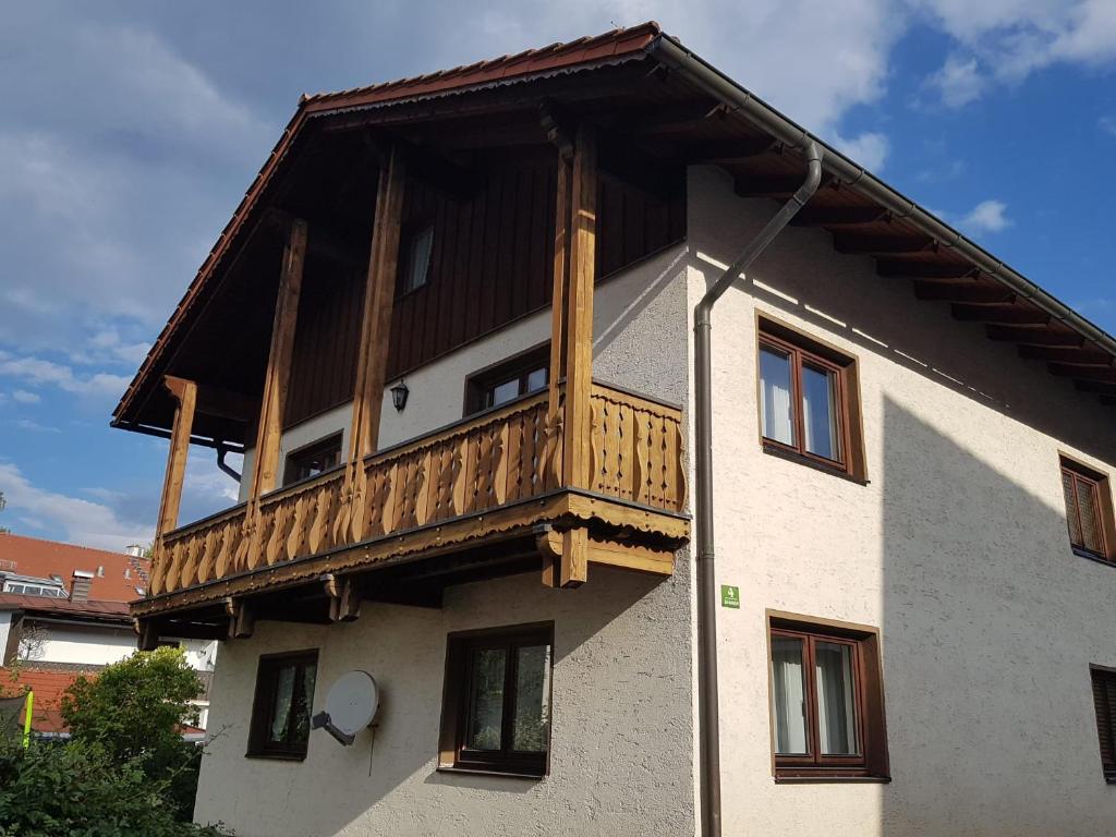 een huis met een balkon aan de zijkant bij Traumhafte Wohnung im Herzen von Zwiesel in Zwiesel