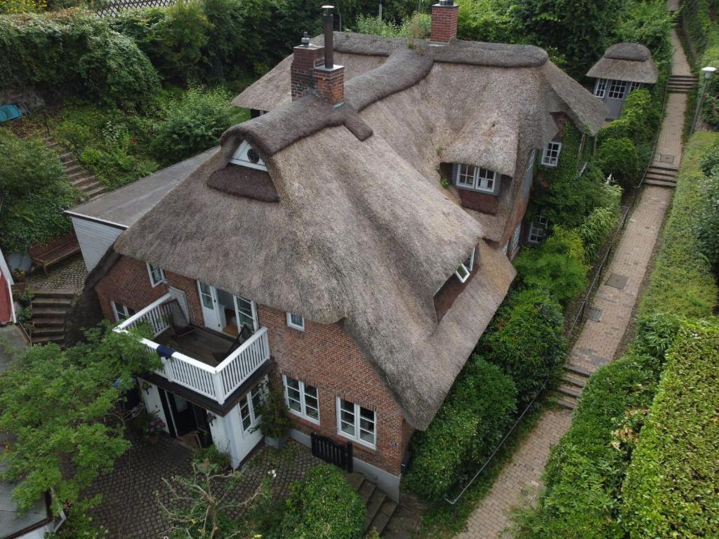 ハンブルクにあるFischerhaus am Blankeneser Elbhangの茅葺き屋根の大家の上空