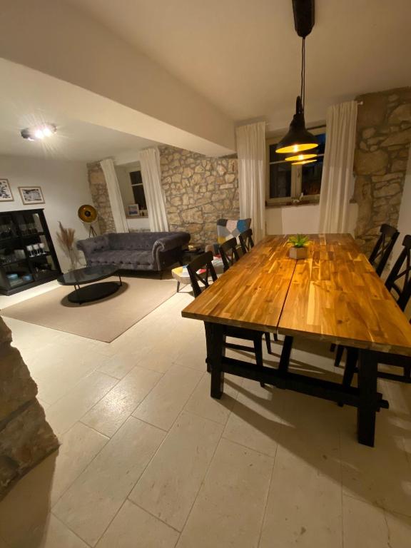Posedenie v ubytovaní Wellness House Oliva with heated salt water Pool, Sauna & Jakuzzi