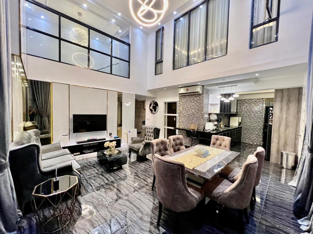 un ampio soggiorno con tavolo e sedie di Bangi Evo Luxury Suite a Bandar Baru Bangi