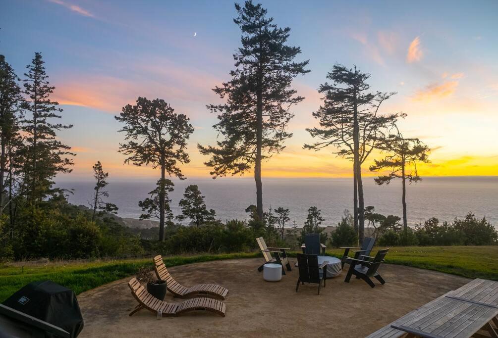 Driftwood Lodge 5 BR / 7 Bath 30acre Private Estate on Hwy 1 Hot
