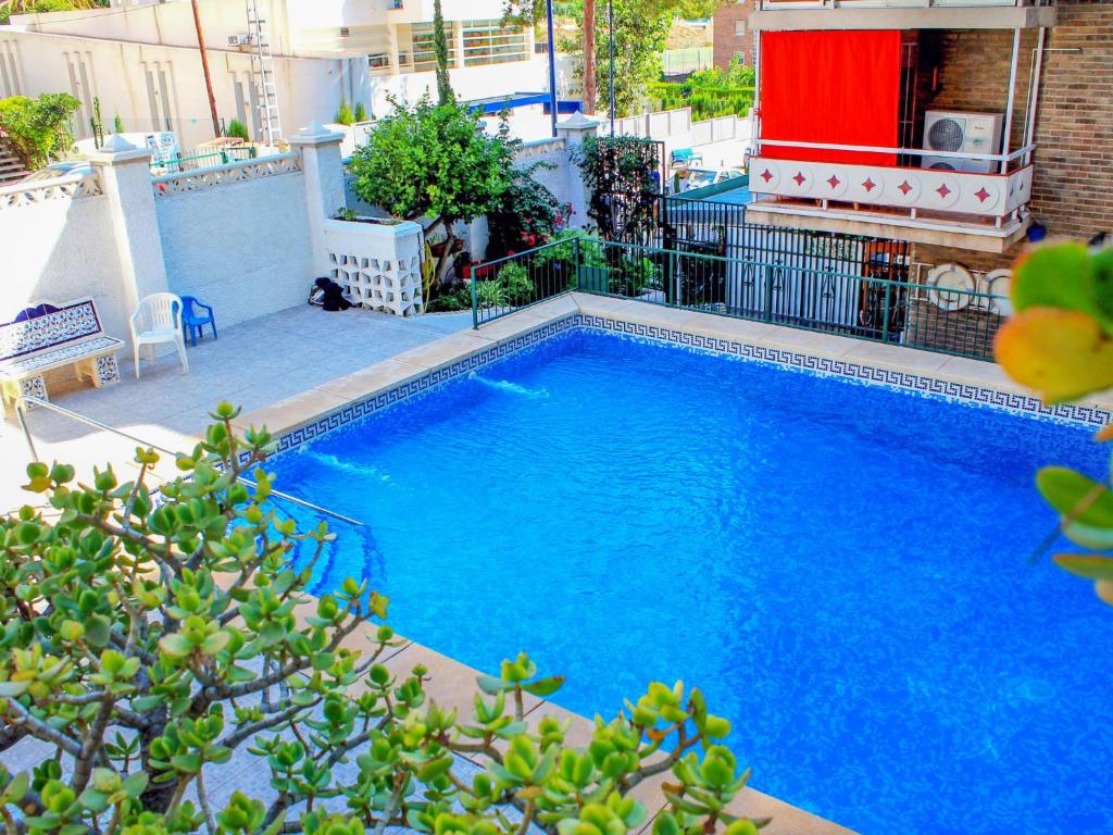 una gran piscina azul junto a un edificio en Apartment Don Lorenzo by Interhome en Benidorm