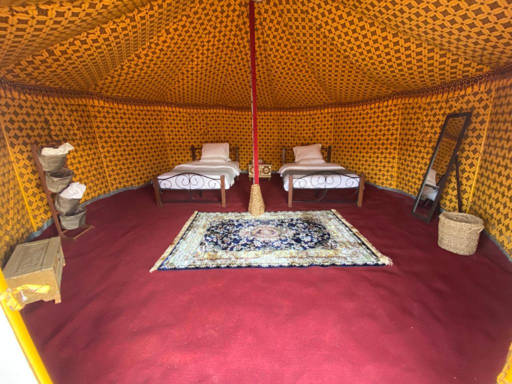 Llit o llits en una habitació de Desert waves camp