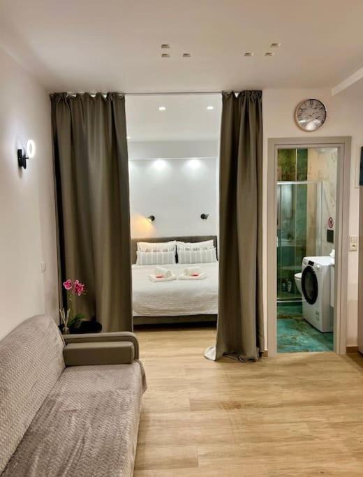 sypialnia z łóżkiem i kanapą w pokoju w obiekcie Smart modern apartment B w Atenach