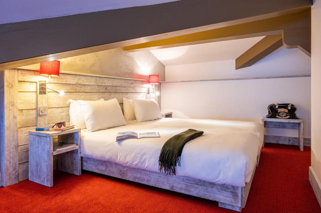 Postel nebo postele na pokoji v ubytování Hôtel L'Aiguille Percée