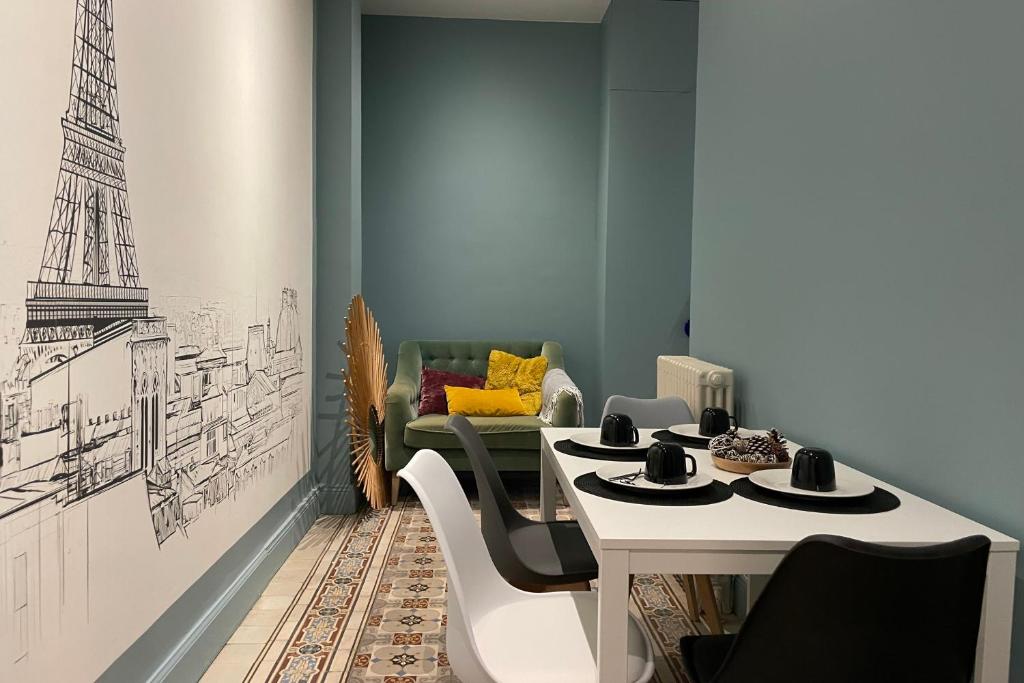une salle à manger avec une table et des chaises blanches dans l'établissement #EI Le Berriat Spacious T4 3 bedrooms, à Grenoble