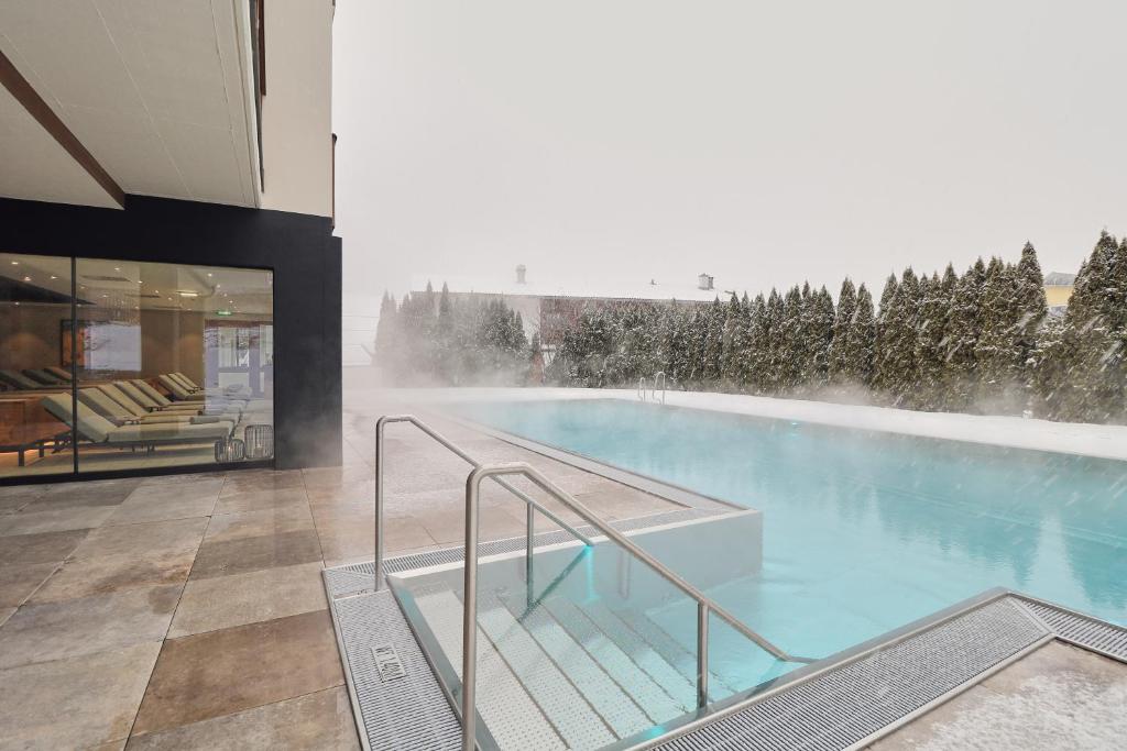 a large swimming pool in a building at Hotel Traube in Pfunds