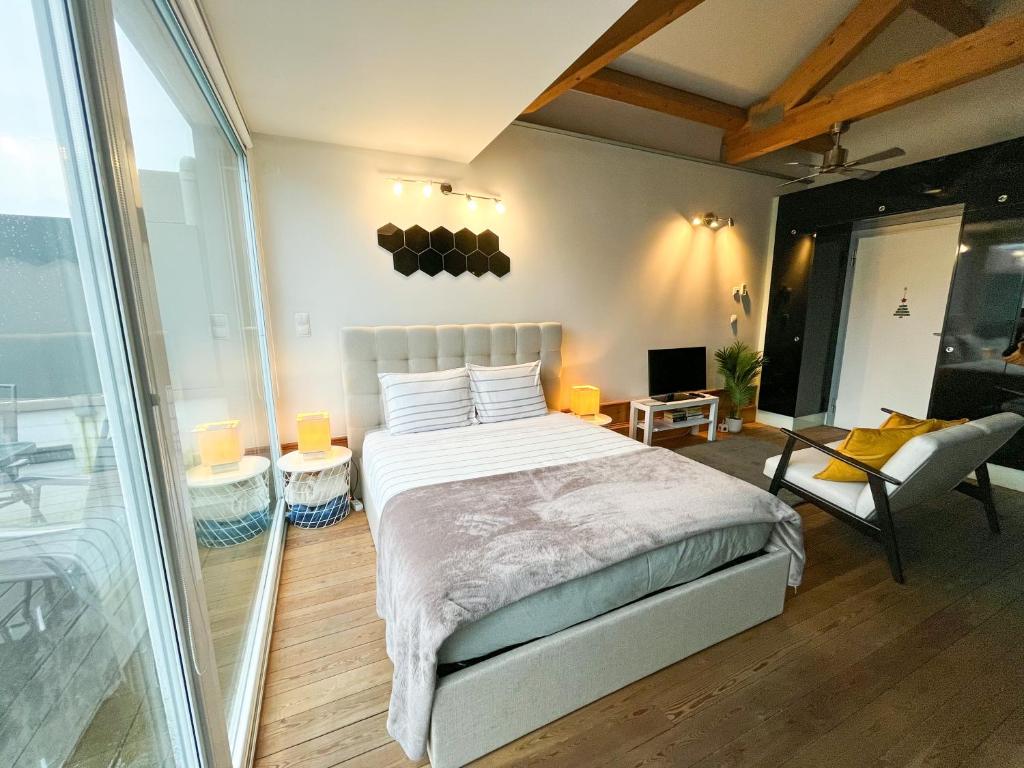 een slaapkamer met een bed en een glazen schuifdeur bij NiP Apartment | Porto City Center Near All Sights in Porto