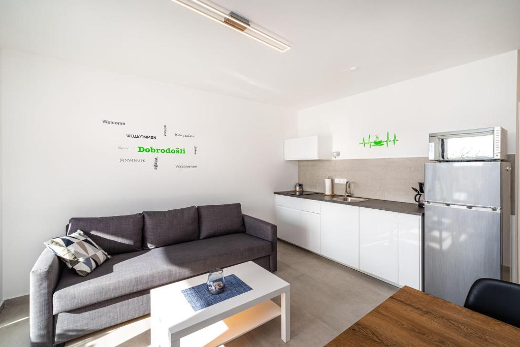 Kuchyňa alebo kuchynka v ubytovaní Appartments Kosamiri nahe Zadar