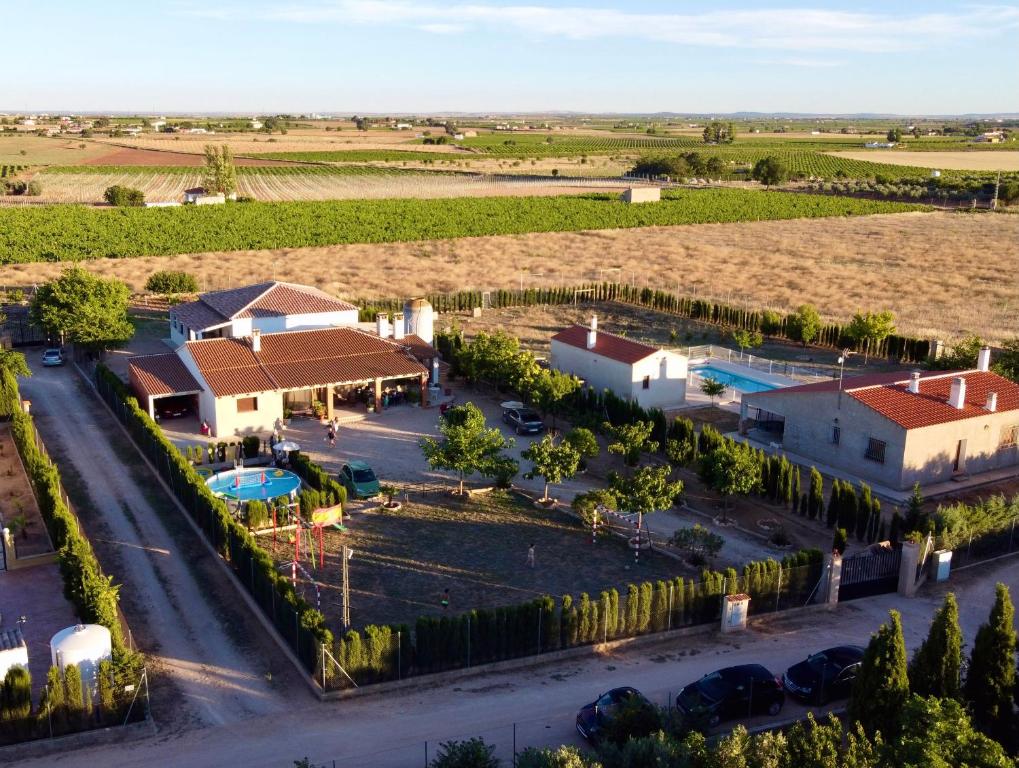 z powietrza widok na farmę z parkingiem w obiekcie Villa Nieves Bonillo w mieście Villarrobledo