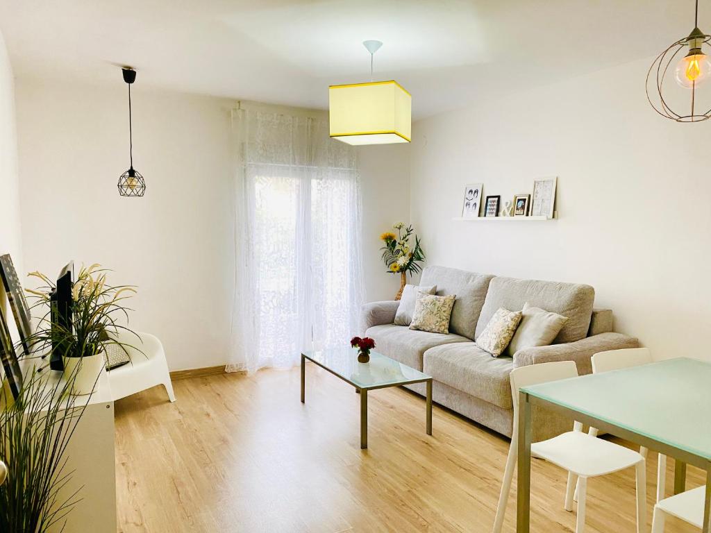 sala de estar con sofá y mesa en Betis a la Orilla del Guadalquivir & Vistas a la Giralda, en Sevilla