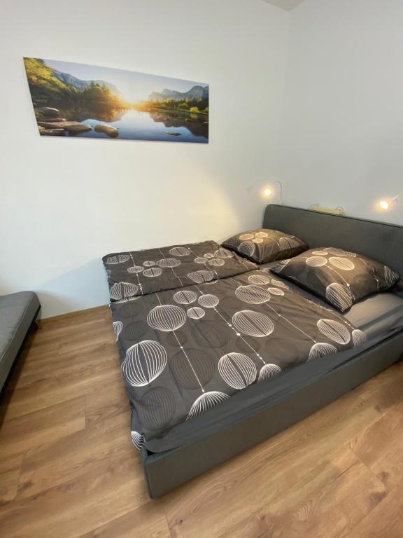 - un lit dans une chambre avec un cadre de lit dans l'établissement Jainzen Einzimmerferienwohnung mitten im Zentrum, à Bad Ischl