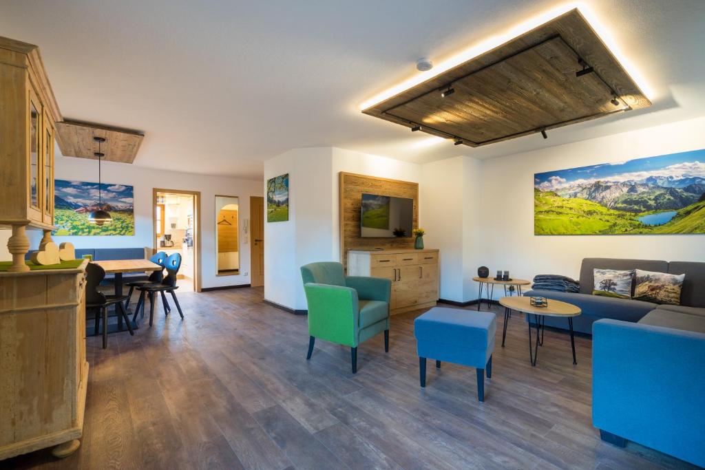 een woonkamer met een bank en een tafel bij Ferienhaus AHORN in Oberstdorf