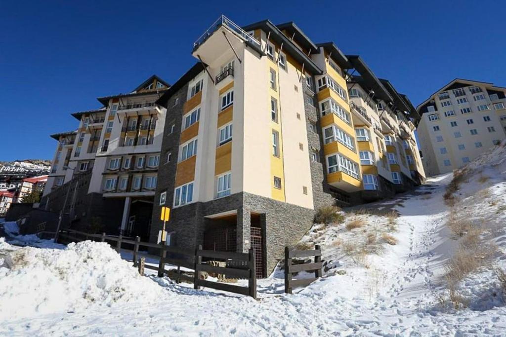 duży budynek na śnieżnym wzgórzu ze śniegiem w obiekcie Miramar Ski Premium w mieście Sierra Nevada