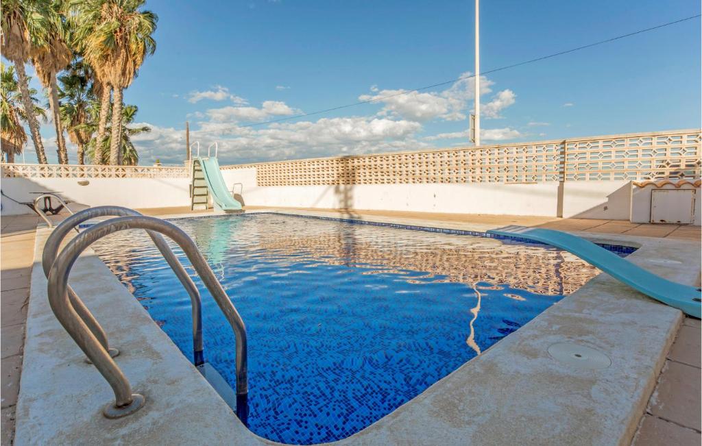 uma piscina com um escorrega aquático em 3 Bedroom Nice Home In Playa De Almazora em San Antonio