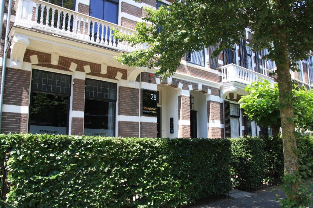 a building with a hedge in front of it at Boutique Hotel Straelman in Nijmegen