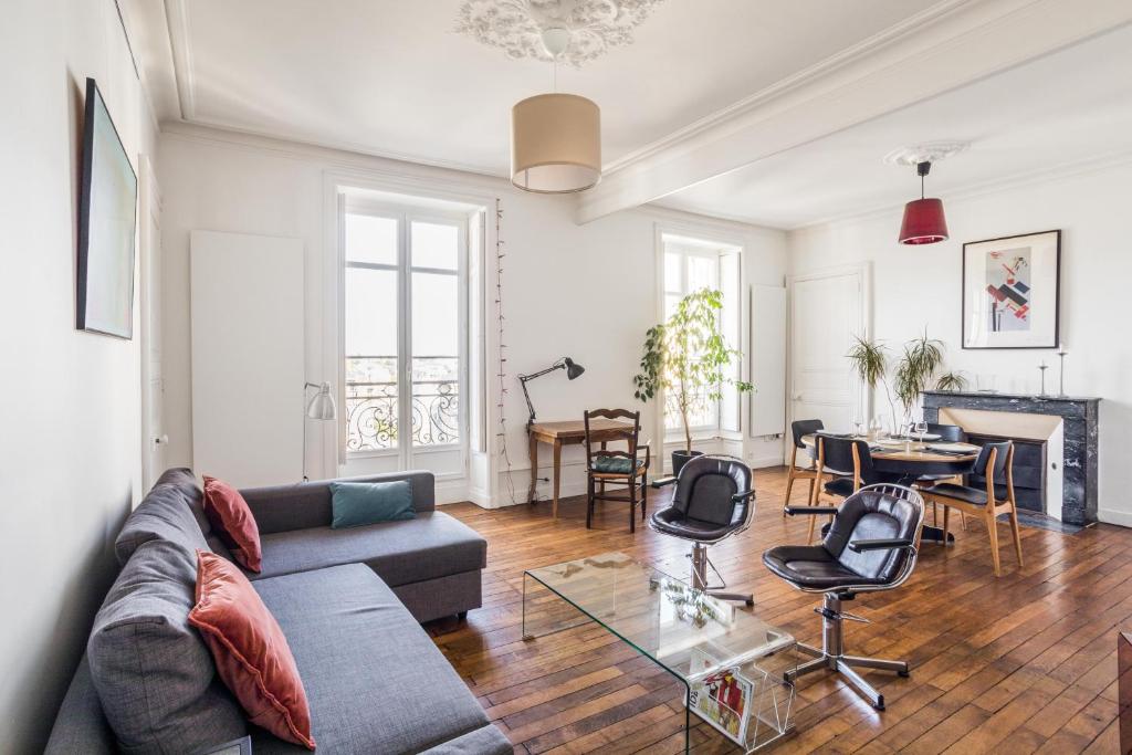un salon avec un canapé et une table dans l'établissement Le Saint-Clément - Quartier Historique- Spacieux 2 chambres rue du Marechal Joffre, à Nantes