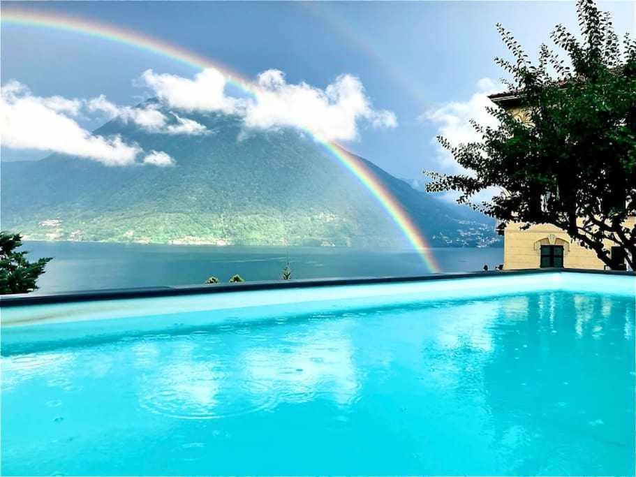 un arco iris sobre una piscina con arco iris en Villa Peroni Lake Como Cottage with swimming pool en Argegno