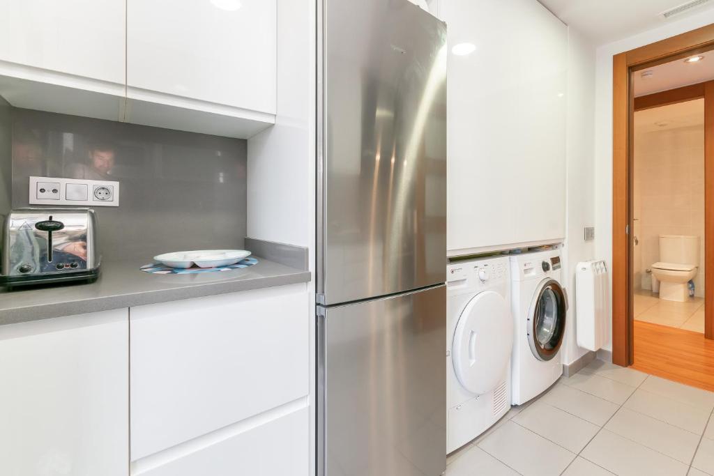 Kuchyňa alebo kuchynka v ubytovaní Sant Sebastià Moderno apartamento a 100 metros de la playa