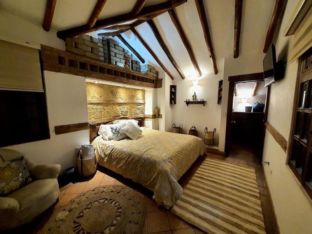 - une chambre avec un lit, un canapé et une fenêtre dans l'établissement BETANIA Casa Hotel, à Ráquira