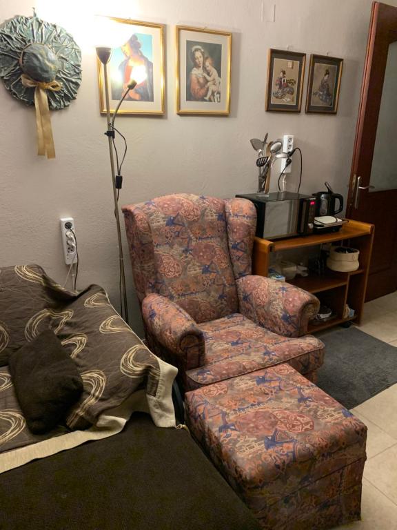 Uma área de estar em Holidays Pelion studio