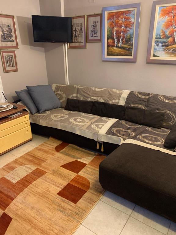 Uma área de estar em Holidays Pelion studio