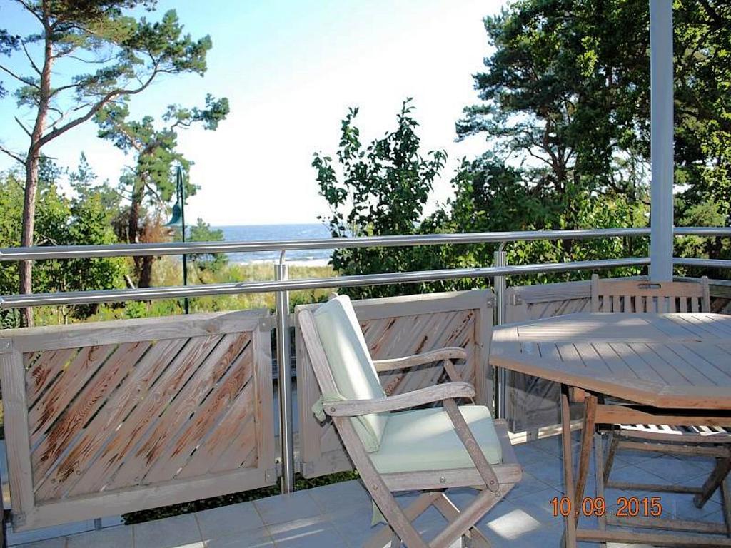 einen Tisch und Stühle auf einem Balkon mit einem Tisch in der Unterkunft Meeresrauschen App 14 in Heringsdorf