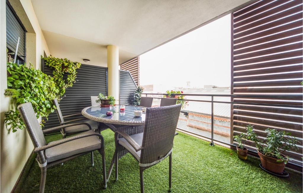 balcón con mesa y sillas en Awesome Apartment In Moncofa With Kitchenette en Moncófar