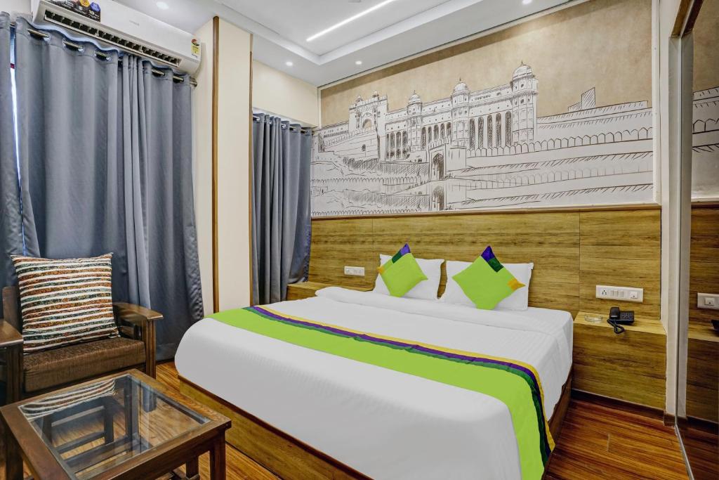 Schlafzimmer mit einem Bett mit Wandgemälde in der Unterkunft Treebo Trend Freedom Star, Vile Parle in Mumbai