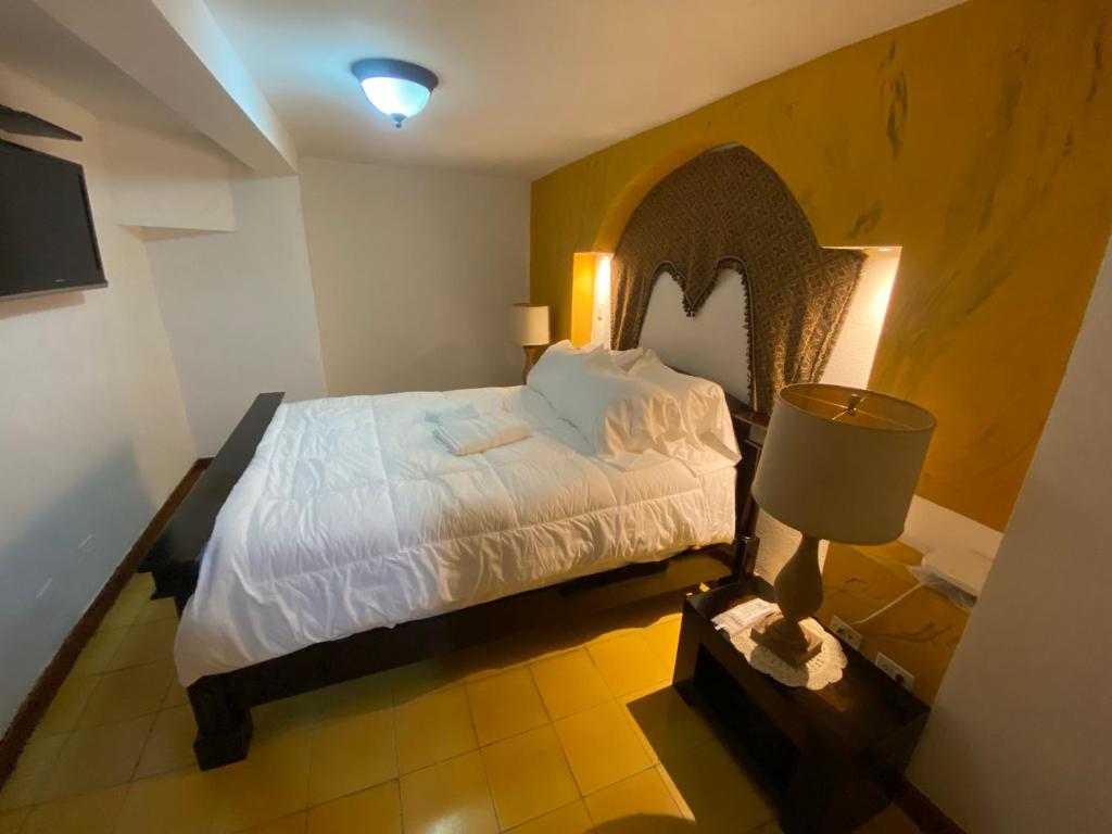 Postel nebo postele na pokoji v ubytování Oasis Hotel