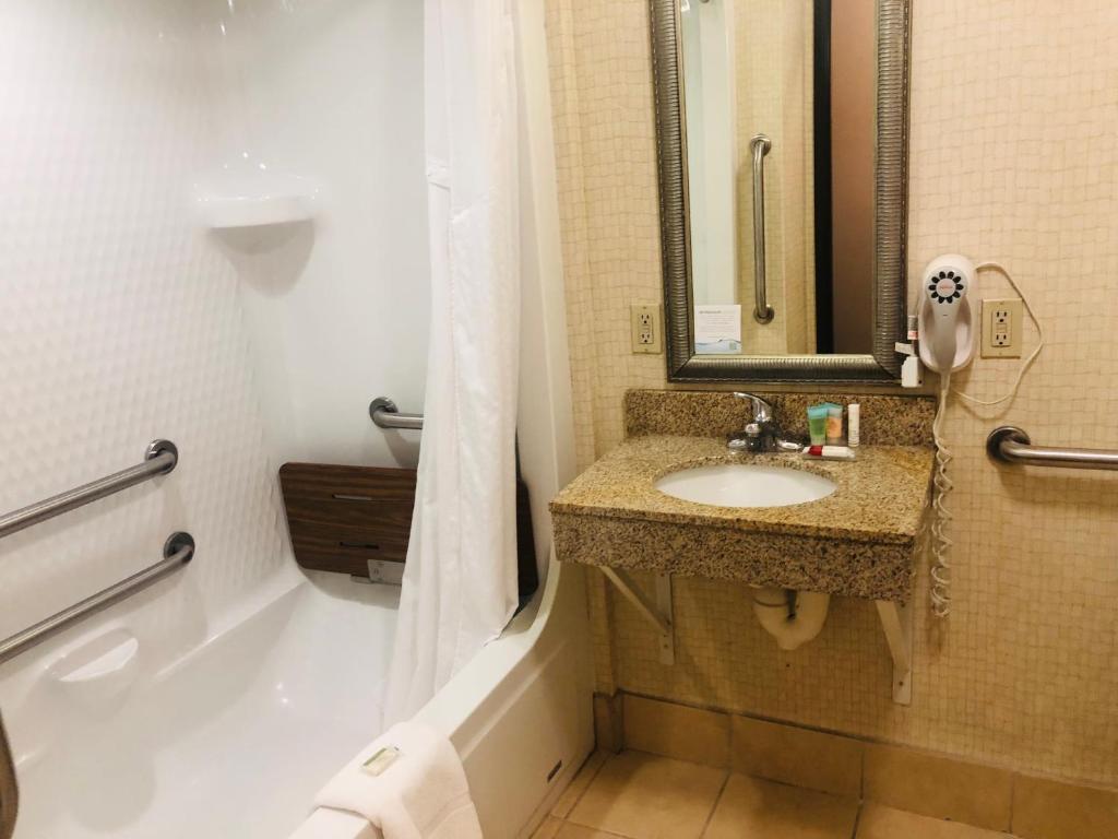 Wingate by Wyndham Ashland photo