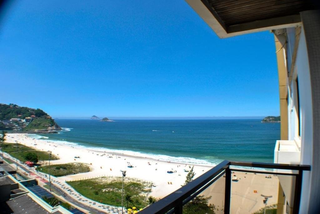 un apartamento en condominio con vistas a la playa desde el balcón en Apart Hotel Barra Leme com Vista Mar e Montanha B1-001, en Río de Janeiro
