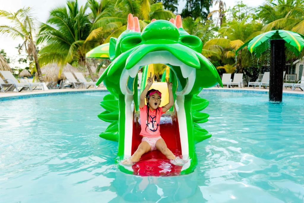 Bazén v ubytování Fantasy Island Beach Resort and Marina - All Inclusive nebo v jeho okolí