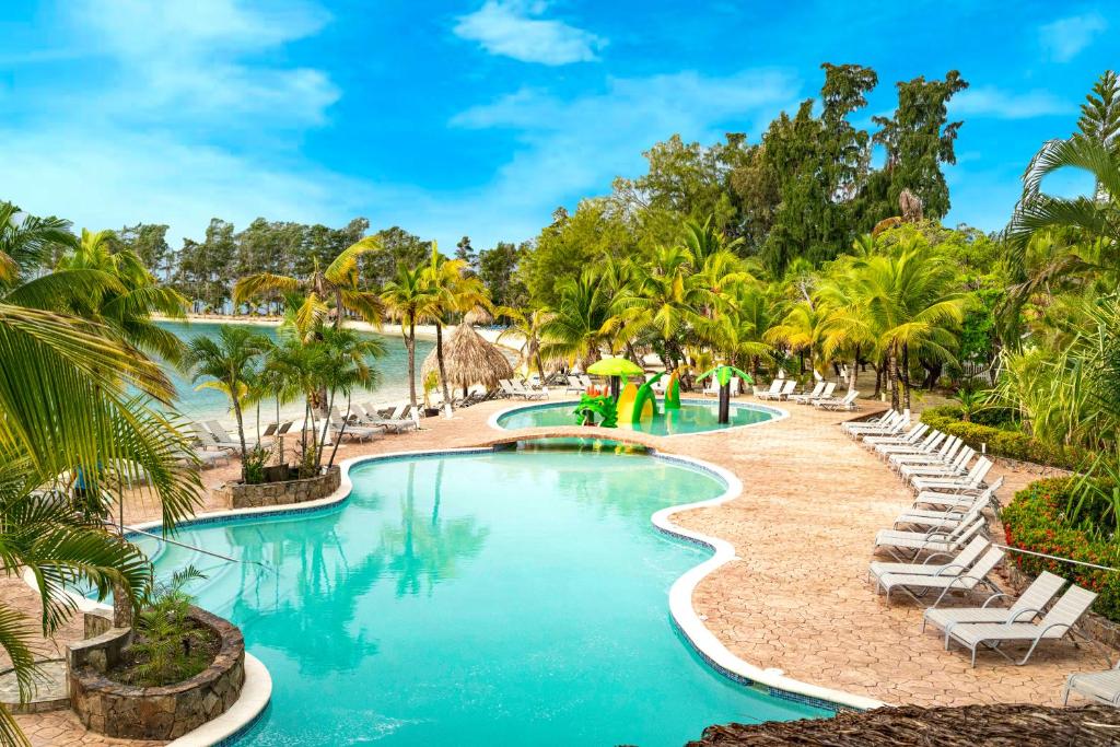 Bazén v ubytování Fantasy Island Beach Resort and Marina - All Inclusive nebo v jeho okolí