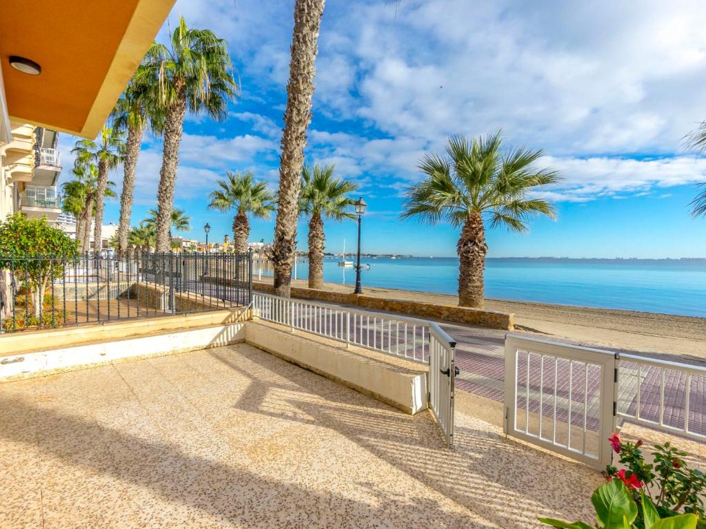 Blick auf den Strand und die Palmen in der Unterkunft Apartment Mar Menor by Interhome in Los Alcázares